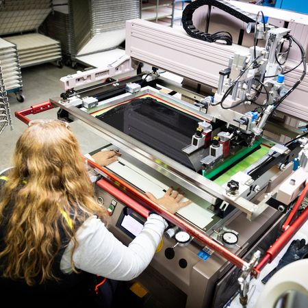 Mitarbeiter erstellt einen Gehäusedruck