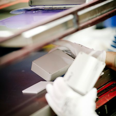 Mitarbeiter beim bedrucken eines Gehäuses